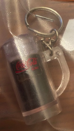 93250-1 € 3,00 coca cola sleutelhanger in vorm van bierpul.jpeg